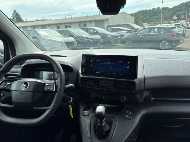 Fahrzeugabbildung Opel Combo Cargo L1 M Musikstreaming DAB Verkehrszeichenerk. Temp Tel.-Vorb. PDC Berganfahrass. - mit KI generiert/bearbeitet