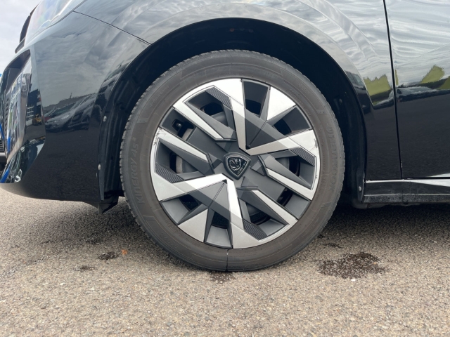 Fahrzeugabbildung Peugeot 208 Active Fahrerprofil DAB Keyless Spurhalteass. Verkehrszeichenerk. Notbremsass.