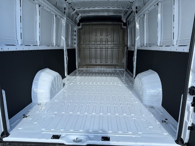 Fahrzeugabbildung Fiat Ducato H2 Kastenwagen 35 L4H2 180 Multijet Maxi Hochdach verblecht - mit KI generiert/bearbeitet
