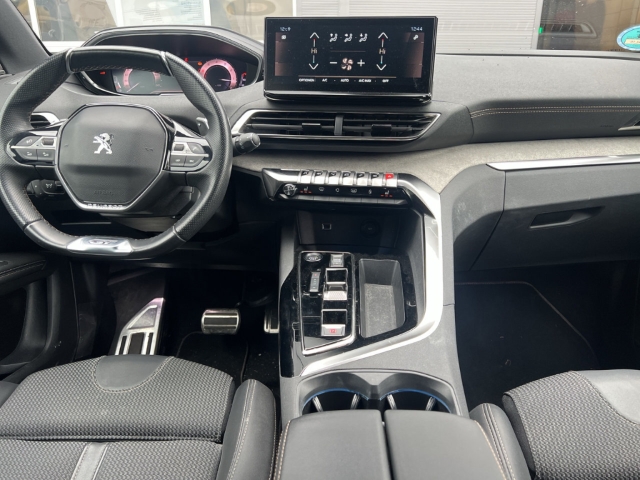 Fahrzeugabbildung Peugeot 3008 GT Navi Digitales Cockpit Soundsystem LED ACC El. Heckklappe 2-Zonen-Klimaautom - mit KI generiert/bearbeitet