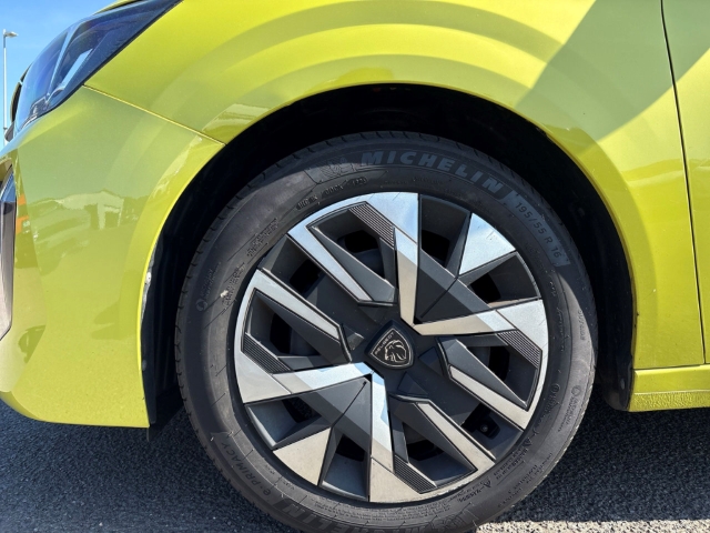 Fahrzeugabbildung Peugeot 208 Active Fahrerprofil DAB SHZ Keyless Spurhalteass. Verkehrszeichenerk. Notbremsass.