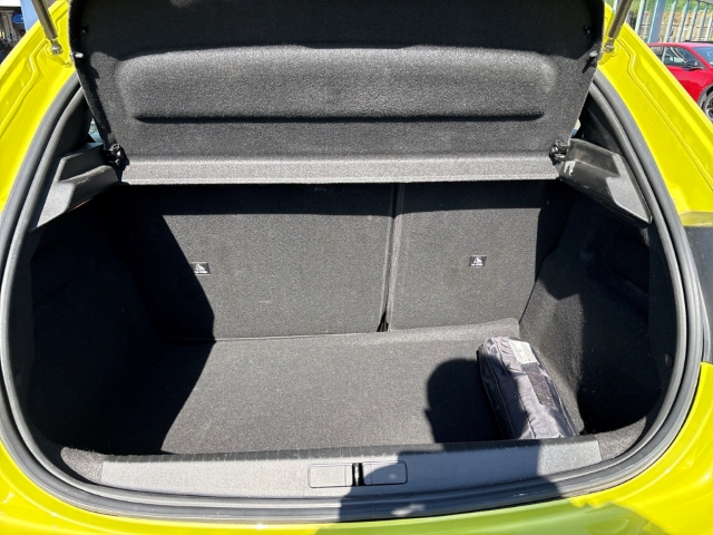 Fahrzeugabbildung Peugeot 208 Active Fahrerprofil DAB SHZ Keyless Spurhalteass. Verkehrszeichenerk. Notbremsass.