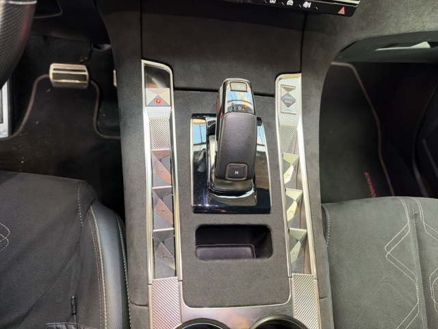 Fahrzeugabbildung DS Automobiles DS7 Performance Line AHK Digitales Cockpit LED Ambientebeleuchtung Totwinkelassistent - mit KI generiert/bearbeitet