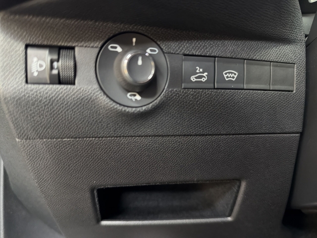 Fahrzeugabbildung DS Automobiles DS7 Performance Line AHK Digitales Cockpit LED Ambientebeleuchtung Totwinkelassistent - mit KI generiert/bearbeitet