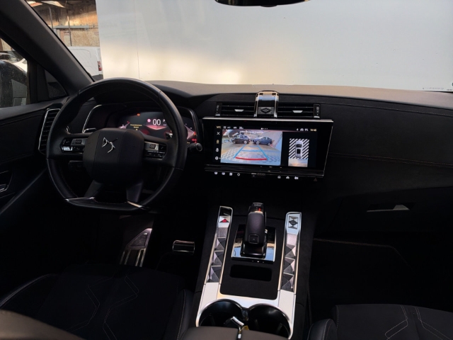 Fahrzeugabbildung DS Automobiles DS7 Performance Line AHK Digitales Cockpit LED Ambientebeleuchtung Totwinkelassistent - mit KI generiert/bearbeitet