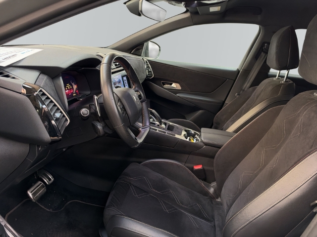 Fahrzeugabbildung DS Automobiles DS7 Performance Line AHK Digitales Cockpit LED Ambientebeleuchtung Totwinkelassistent - mit KI generiert/bearbeitet