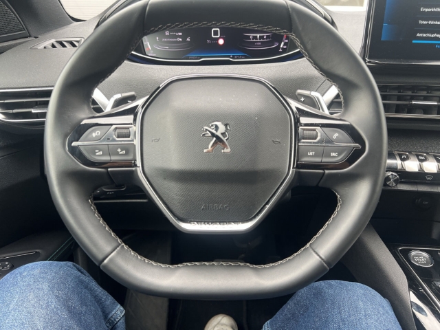 Fahrzeugabbildung Peugeot 5008 Hybrid 136 Allure Pack Navi Digitales Cockpit LED 2-Zonen-Klimaautom DAB Ambientebeleuchtung