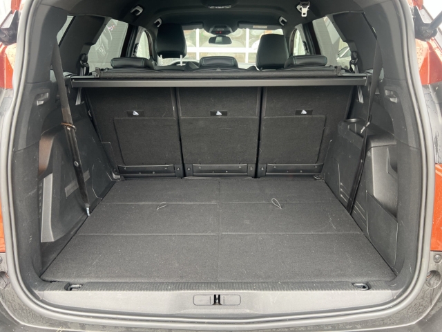 Fahrzeugabbildung Peugeot 5008 Hybrid 136 Allure Pack Navi Digitales Cockpit LED 2-Zonen-Klimaautom DAB Ambientebeleuchtung