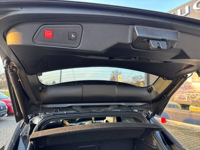 Fahrzeugabbildung Peugeot 3008 GT El. Panodach Navi Digitales Cockpit Soundsystem LED ACC El. Heckklappe 2-Zonen-Klimaautom