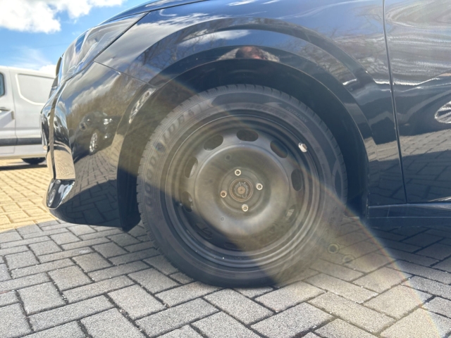 Fahrzeugabbildung Peugeot 208 Allure Pack Navi LED Klimaautom Fahrerprofil DAB SHZ Spurhalteass. Verkehrszeichenerk.