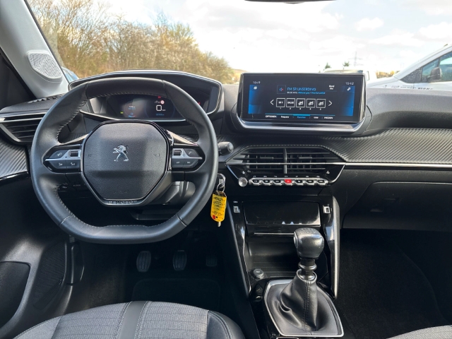 Fahrzeugabbildung Peugeot 208 Allure Pack Navi LED Klimaautom Fahrerprofil DAB SHZ Spurhalteass. Verkehrszeichenerk.