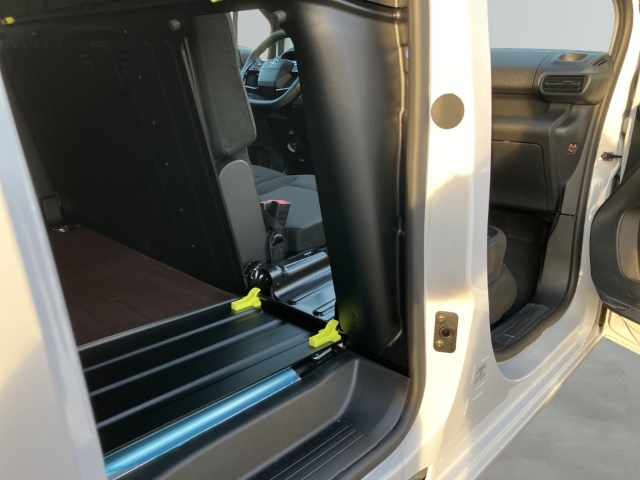 Fahrzeugabbildung Opel Combo Cargo Schlechtwege-Paket Vorber. AHK Holz Boden & Wände LED Musikstreaming DAB