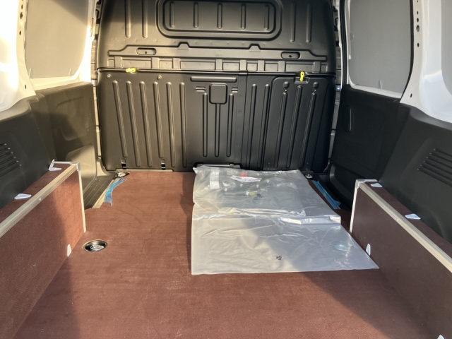 Fahrzeugabbildung Opel Combo Cargo Schlechtwege-Paket Vorber. AHK Holz Boden & Wände LED Musikstreaming DAB