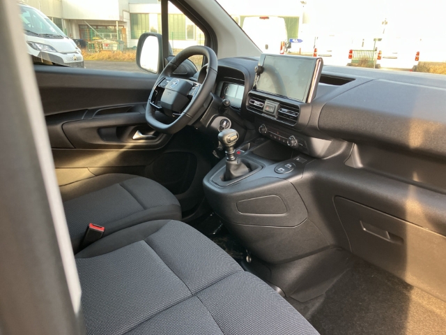 Fahrzeugabbildung Opel Combo Cargo Schlechtwege-Paket Vorber. AHK Holz Boden & Wände LED Musikstreaming DAB