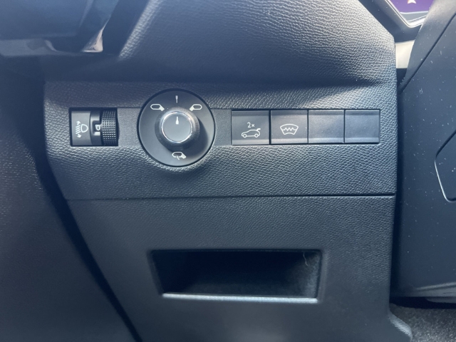 Fahrzeugabbildung DS Automobiles DS7 Performance Line AHK Digitales Cockpit LED Ambientebeleuchtung SHZ Totwinkelassistent