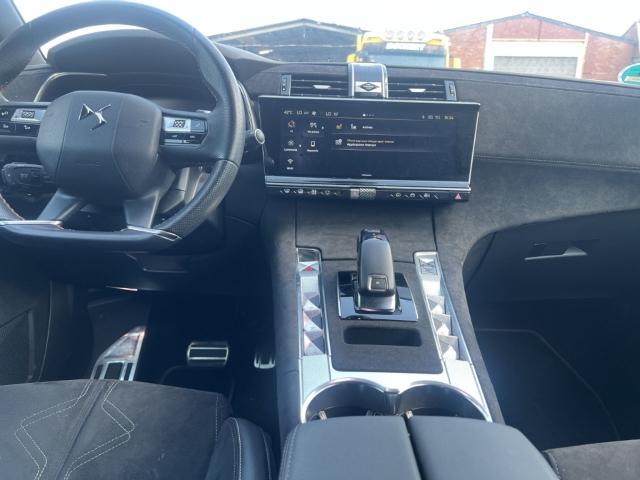 Fahrzeugabbildung DS Automobiles DS7 Performance Line AHK Digitales Cockpit LED Ambientebeleuchtung SHZ Totwinkelassistent
