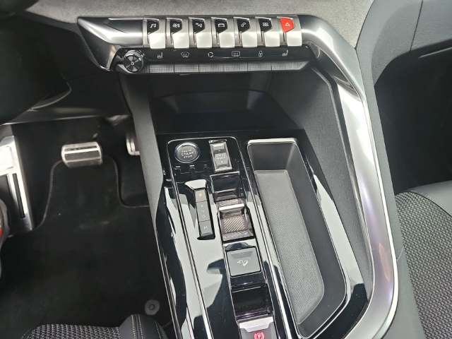 Fahrzeugabbildung Peugeot 3008 GT 1.2 PureTech Navi Digitales Cockpit LED ACC 2-Zonen-Klimaautom Fahrerprofil