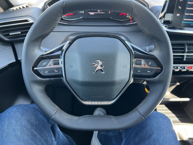 Fahrzeugabbildung Peugeot 208 Active Pack DAB SHZ Spurhalteass. Verkehrszeichenerk. Notbremsass. Temp Tel.-Vorb.