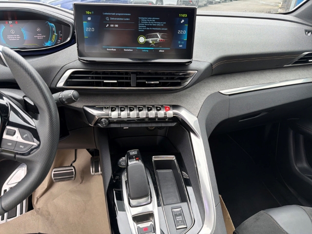 Fahrzeugabbildung Peugeot 3008 Hybrid4 300 GT Pack Navi Digitales Cockpit Soundsystem Nachtsichtass. 360 Kamera
