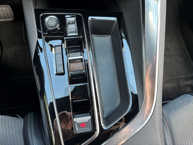 Fahrzeugabbildung Peugeot 3008 Allure Pack Navi Digitales Cockpit LED ACC El. Heckklappe 2-Zonen-Klimaautom