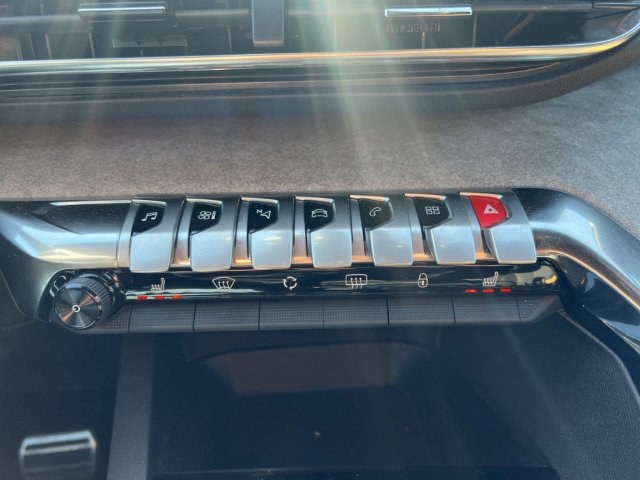 Fahrzeugabbildung Peugeot 3008 Hybrid 136 GT Navi Digitales Cockpit Soundsystem LED ACC El. Heckklappe 2-Zonen-Klimaautom
