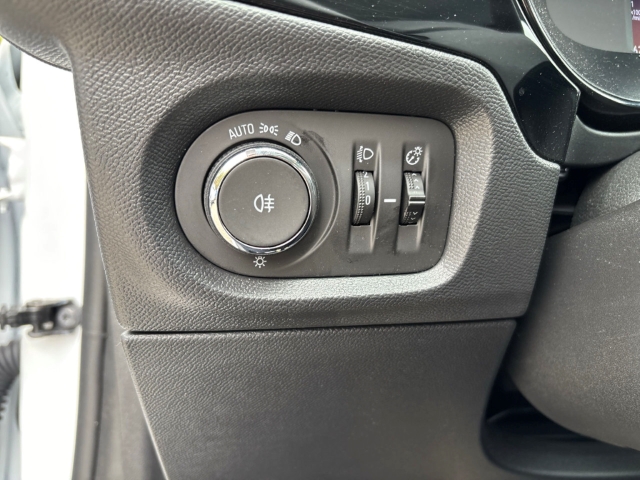 Fahrzeugabbildung Opel Corsa F 1.2 Turbo Sitzheizung Allwetter TECH Paket Apple CarPlay Android Auto