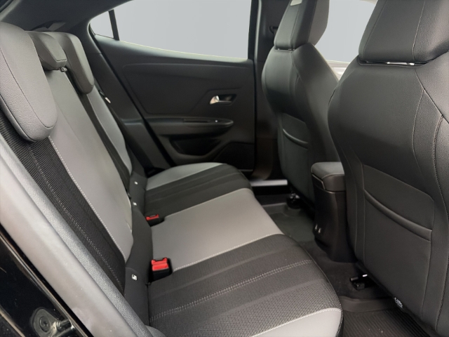 Fahrzeugabbildung Opel Mokka Elegance Digitales Cockpit LED Apple CarPlay Android Auto Musikstreaming DAB Ambientebeleuchtung - mit KI generiert/bearbeitet