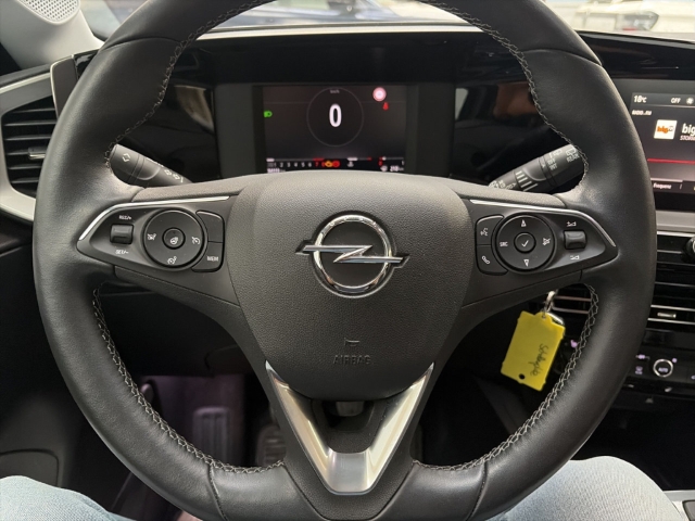 Fahrzeugabbildung Opel Mokka Elegance Digitales Cockpit LED Apple CarPlay Android Auto Musikstreaming DAB Ambientebeleuchtung - mit KI generiert/bearbeitet