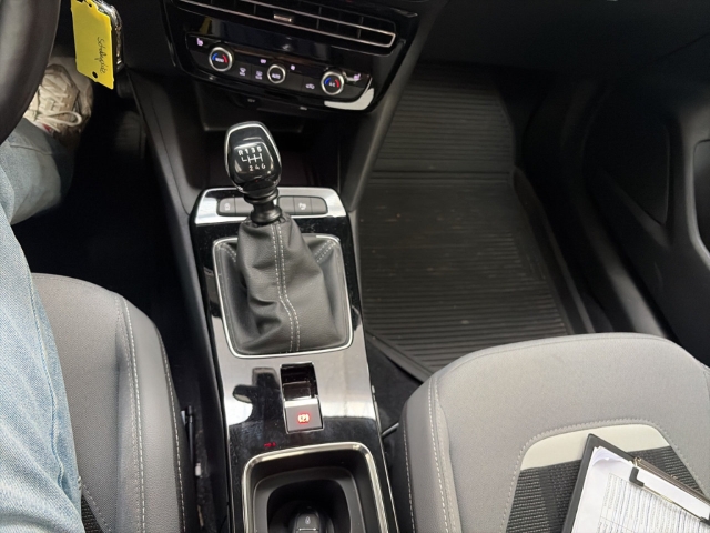 Fahrzeugabbildung Opel Mokka Elegance Digitales Cockpit LED Apple CarPlay Android Auto Musikstreaming DAB Ambientebeleuchtung - mit KI generiert/bearbeitet