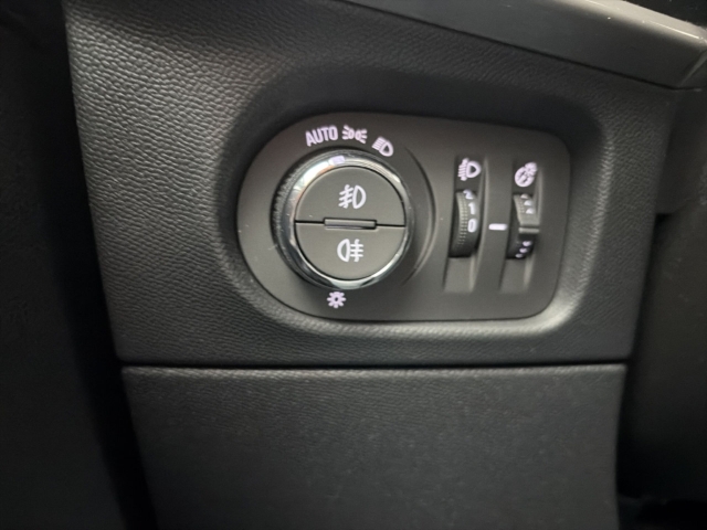 Fahrzeugabbildung Opel Mokka Elegance Digitales Cockpit LED Apple CarPlay Android Auto Musikstreaming DAB Ambientebeleuchtung - mit KI generiert/bearbeitet