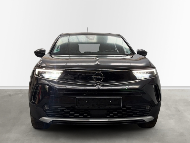 Fahrzeugabbildung Opel Mokka Elegance Digitales Cockpit LED Apple CarPlay Android Auto Musikstreaming DAB Ambientebeleuchtung - mit KI generiert/bearbeitet