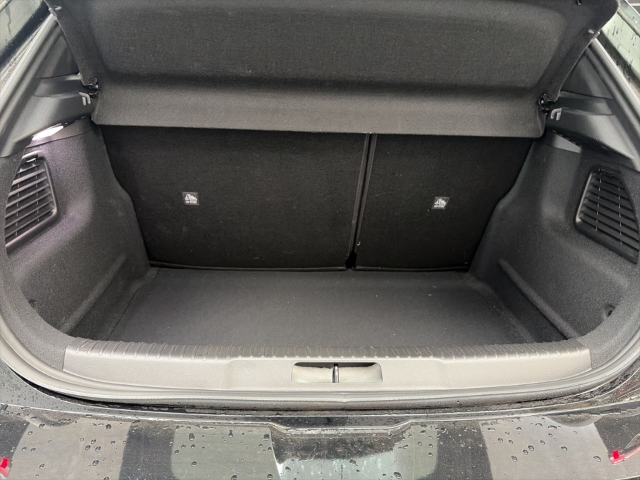 Fahrzeugabbildung Opel Mokka Elegance Digitales Cockpit LED Apple CarPlay Android Auto Musikstreaming DAB Ambientebeleuchtung - mit KI generiert/bearbeitet
