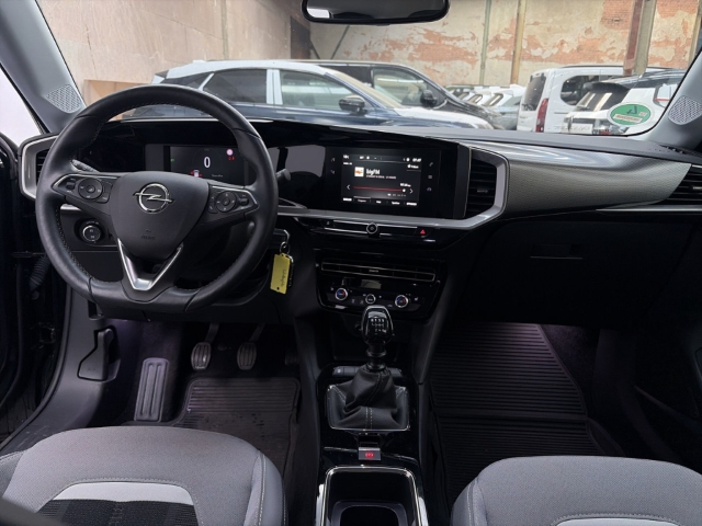 Fahrzeugabbildung Opel Mokka Elegance Digitales Cockpit LED Apple CarPlay Android Auto Musikstreaming DAB Ambientebeleuchtung - mit KI generiert/bearbeitet