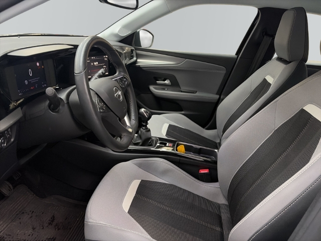 Fahrzeugabbildung Opel Mokka Elegance Digitales Cockpit LED Apple CarPlay Android Auto Musikstreaming DAB Ambientebeleuchtung - mit KI generiert/bearbeitet