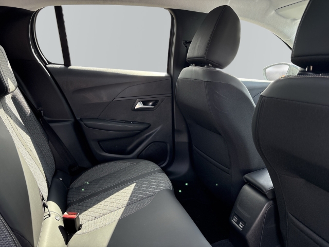 Fahrzeugabbildung Peugeot 208 Allure LED Klimaautom Fahrerprofil DAB SHZ Totwinkelassistent Spurhalteass. Verkehrszeichenerk. - mit KI generiert/bearbeitet