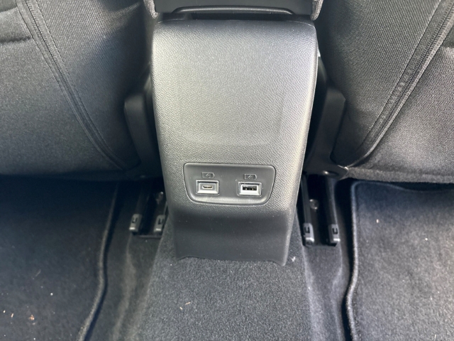 Fahrzeugabbildung Peugeot 208 Allure LED Klimaautom Fahrerprofil DAB SHZ Totwinkelassistent Spurhalteass. Verkehrszeichenerk. - mit KI generiert/bearbeitet