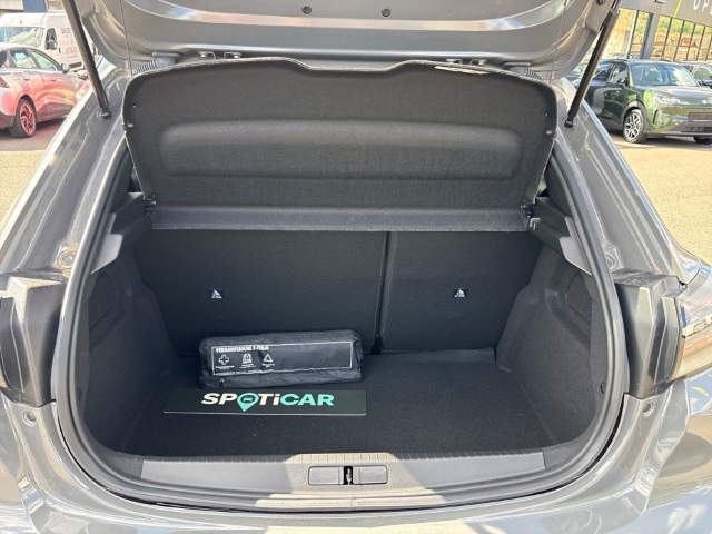 Fahrzeugabbildung Peugeot 208 Allure LED Klimaautom Fahrerprofil DAB SHZ Totwinkelassistent Spurhalteass. Verkehrszeichenerk. - mit KI generiert/bearbeitet