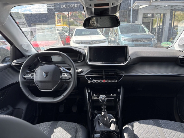Fahrzeugabbildung Peugeot 208 Allure LED Klimaautom Fahrerprofil DAB SHZ Totwinkelassistent Spurhalteass. Verkehrszeichenerk. - mit KI generiert/bearbeitet