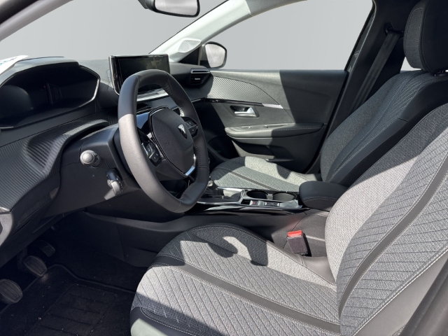 Fahrzeugabbildung Peugeot 208 Allure LED Klimaautom Fahrerprofil DAB SHZ Totwinkelassistent Spurhalteass. Verkehrszeichenerk. - mit KI generiert/bearbeitet
