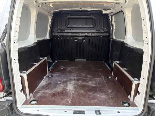 Fahrzeugabbildung Opel Combo Cargo L1 M Musikstreaming DAB Verkehrszeichenerk. Temp Tel.-Vorb. PDC Berganfahrass.