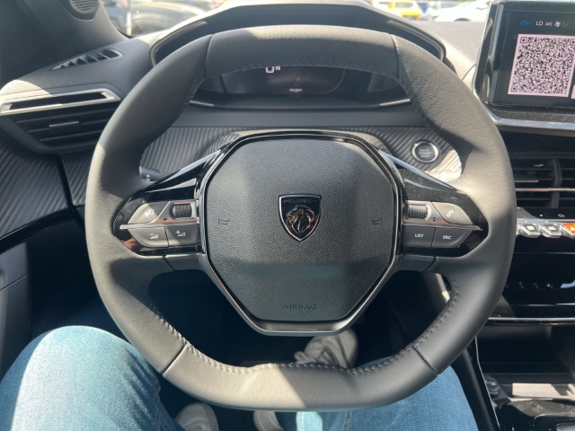 Fahrzeugabbildung Peugeot 2008 Hybrid 145 Allure Navi 360 Kamera LED ACC Apple CarPlay Android Auto Klimaautom