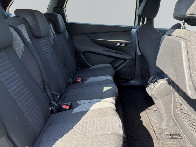 Fahrzeugabbildung Peugeot 5008 Active Pack 7-Sitzer Digitales Cockpit LED 2-Zonen-Klimaautom DAB SHZ Keyless