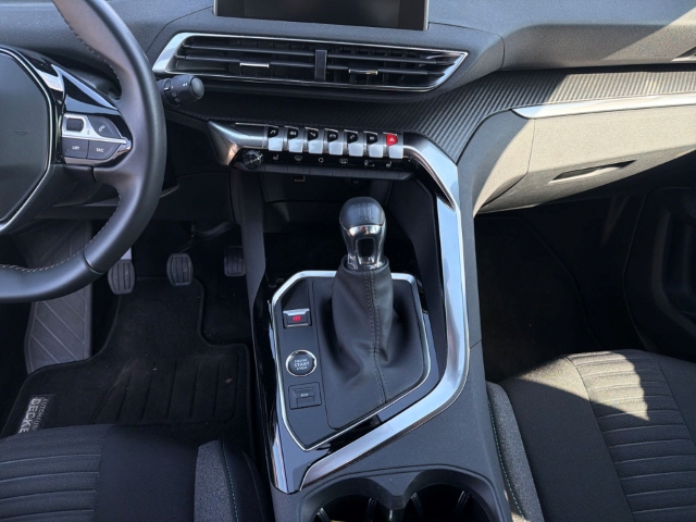 Fahrzeugabbildung Peugeot 5008 Active Pack 7-Sitzer Digitales Cockpit LED 2-Zonen-Klimaautom DAB SHZ Keyless