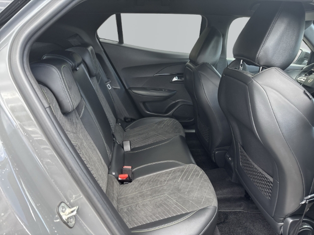 Fahrzeugabbildung Peugeot 2008 GT Navi Leder 360 Kamera Massagesitze LED ACC Apple CarPlay Android Auto Fahrerprofil - mit KI generiert/bearbeitet