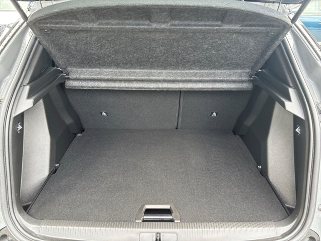 Fahrzeugabbildung Peugeot 2008 GT Navi Leder 360 Kamera Massagesitze LED ACC Apple CarPlay Android Auto Fahrerprofil - mit KI generiert/bearbeitet