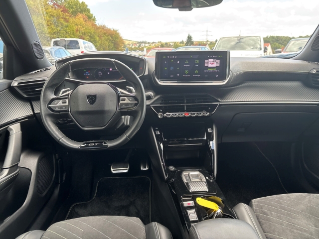 Fahrzeugabbildung Peugeot 2008 GT Navi Leder 360 Kamera Massagesitze LED ACC Apple CarPlay Android Auto Fahrerprofil - mit KI generiert/bearbeitet