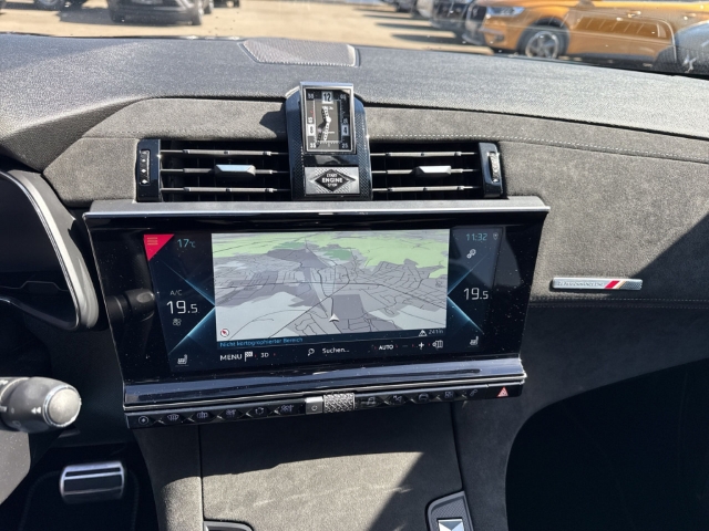 Fahrzeugabbildung DS Automobiles DS7 Crossback Performance Line+ PHEV Panorama Navi Soundsystem LED El. Heckklappe