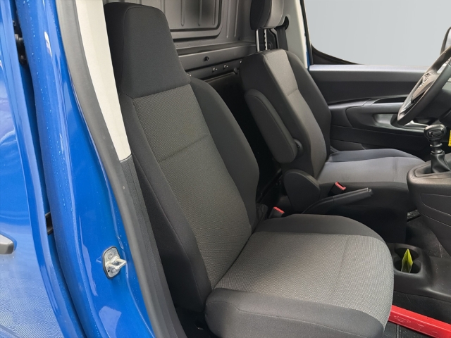 Fahrzeugabbildung Opel Combo E Cargo Basis erhöhte Nutzlast XL Apple CarPlay Android Auto Musikstreaming Fernlichtass. - mit KI generiert/bearbeitet