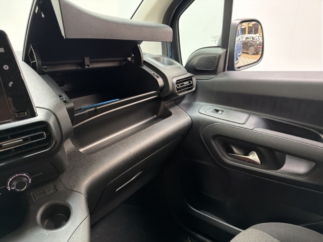 Fahrzeugabbildung Opel Combo E Cargo Basis erhöhte Nutzlast XL Apple CarPlay Android Auto Musikstreaming Fernlichtass. - mit KI generiert/bearbeitet