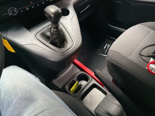 Fahrzeugabbildung Opel Combo E Cargo Basis erhöhte Nutzlast XL Apple CarPlay Android Auto Musikstreaming Fernlichtass. - mit KI generiert/bearbeitet